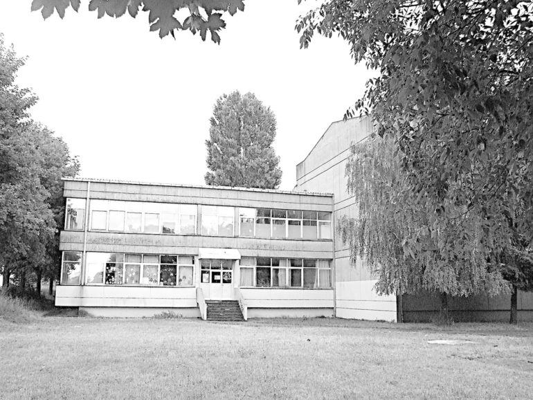 Na­stav­nik na­sr­nuo na uče­ni­ka?