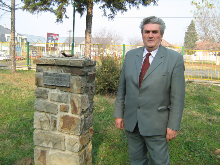 Pri­če o ukra­de­nim bi­sta­ma, osr­kr­na­vlje­nim spo­me­ni­ci­ma ili uni­šte­noj in­fra­struk­tu­ri, odav­no već pu­ne stra­ni­ce no­vi­na, če­sta su te­ma elek­tron­skih me­di­ja: uče­sta­lost ovih po­ja­va do­pri­ne­la je to­me da one pre­ra­sta­ju u obič­nu sva­ko­dne­vi­cu, nji­ho­va  štet­nost po kul­tur­no-isto­rij­sku ba­šti­nu sva­ka­ko za­slu­žu­je ši­ru dru­štve­nu hro­ni­ku. Van­da­li­zmi ovog ti­pa, mo­gu se tre­ti­ra­ti i kao no­vi tren­do­vi u sve­tu kri­mi­na­la, ni­su za­o­bi­šli ni Ru­mu: u dve ško­le ukra­de­ne su bi­ste, u jed­noj od njih uni­šte­ni pla­ste­ni­ci, a od­go­vo­ra na pi­ta­nja ko, ka­ko i za­što, za sa­da ne­ma. Ka­da su 18. ok­to­bra do­šli na po­sao, za­po­sle­ni u Sred­njoj po­ljo­pri­vred­no-pre­hram­be­noj ško­li ‘’Ste­van Pe­tro­vić Bri­le’’ u Ru­mi za­te­kli su ne­sva­ki­da­šnji pri­zor – bi­sta na­rod­nog he­ro­ja či­je ime ško­la no­si ne­sta­la je sa po­sto­lja. Ot­ki­nu­ta je sa po­sto­lja na ko­me se na­la­zi­la od 10. ju­na 1972. go­di­ne, ka­da je tu po­sta­vlje­na. To je od­li­vak u bron­zi, umet­nič­ko de­lo ču­ve­nog Jo­va­na Sol­da­to­vi­ća. Ka­ko su u istom dvo­ri­štu Po­ljo­pri­vred­na i Teh­nič­ka ško­la, od­mah kraj nje je i bi­sta Mi­len­ka Br­za­ka Uče, sa nje je ski­nu­ta sa­mo plo­ča. Slu­čaj je pri­ja­vljen po­li­ci­ji, iz­vr­šen je uvi­đaj, do da­nas ne­ma ni­ka­kve po­vrat­ne in­for­ma­ci­je. -Kao se­kun­dar­na si­ro­vi­na, bi­sta ne vre­di vi­še od dve-tri hi­lja­de di­na­ra, nje­na umet­nič­ka vred­nost pro­ce­nju­je se na 30 hi­lja­da evra. Po­sta­vlja se pi­ta­nje – šta sad da ra­di­mo. Ima­mo re­pli­ku u gip­su, na osno­vu gip­sa­ne pod­lo­ge mo­gla bi da se ura­di no­va bi­sta, ali ne­ko mo­ra za to da iz­da do­zvo­lu. U pi­ta­nju je za­šti­ta autor­skih pra­va, to su i ve­li­ka nov­ča­na sred­stva ko­ja ško­la ne­ma, a, na kra­ju, ko ga­ran­tu­je da se ne­što slič­no ne­će po­no­vi­ti-ka­že di­rek­tor SPPŠ ‘’Ste­van Pe­tro­vić Bri­le’’ Pe­tar Mar­ti­no­vić. Mar­ti­no­vić do­da­je da je gvo­zde­na kon­struk­ci­ja bi­ste iz be­to­na ot­ki­nu­ta paj­se­rom – to ni­je mo­glo da ura­di ne­ko de­te. Do­da­je i to da ovo ni­je je­di­ni van­da­li­zam u ovoj ško­li, u no­vi­je vre­me: -Pre de­se­tak da­na de­mo­li­ran je no­vi pla­ste­nik, kon­tej­ne­ri su po­ru­še­ni, sve je uni­šte­no. Đa­ci su tu za­sa­di­li cve­će ko­je pro­da­ju za 8. mart. Reč je o ne­ko­lo­ko sto­ti­na sak­si­ja či­ja je vred­nost naj­ma­nje 50 hi­lja­da di­na­ra. Pre dva me­se­ca, na pret­hod­nom pla­ste­ni­ku van­da­li su ise­kli fo­li­ju, uni­šte­no je svo po­vr­će ko­je se tu na­la­zi­lo. Ove je­se­ni,  iz­go­re­lo nam je 35 hek­ta­ra ku­ku­ru­za. Ne­ko je pod­met­nuo po­žar, za sa­da je po­či­ni­lac još uvek ne­po­znat. Šte­ta je oko 1,3 mi­li­o­na di­na­ra. Ova ne­ve­se­la pri­ča do­bi­ja mno­go ozbilj­ni­je to­no­ve ako se pre­ba­ci na te­ren ce­lo­kup­ne škol­ske imo­vi­ne. Za one ko­ji ne zna­ju, ško­la ‘’Bri­le’’ ima eko­no­mi­ju ko­ja se pro­sti­re na pet hek­ta­ra, deo pre­ma ‘’Ru­me­nu’’ ni­je ogra­đen, ima pe­ka­ru vred­nu 15 hi­lja­da evra, ma­šin­ski park či­ja se vred­nost pro­ce­nju­je na sto­ti­ne hi­lja­da evra. A ne­ma por­ti­ra. Ima do­ma­ra ko­ji sta­nu­je u svom sta­nu, van ško­le. -Ne znam šta da­lje da ra­dim, go­di­na­ma se za­la­žem za uvo­đe­nje noć­nog por­ti­ra, ali ne­ma raz­u­me­va­nja za to. Dru­štvo mo­ra do­ne­ti za­kon po ko­me ovi ko­ji ot­ku­plju­ju se­kun­rad­ne si­ro­vi­ne mo­ra­ju zna­ti po­re­klo ro­be. Ti sku­pi me­ta­li, ba­kar, bron­za, alu­mi­ni­jum, pre­ta­pa­ju se oči­gled­no u ne­kim ile­gal­nim to­pi­o­ni­ca­ma-ka­že di­rek­tor Mar­ti­no­vić. Na kra­ju, is­pa­da da se sve vr­ti u krug. Osta­je pi­ta­nje – ka­ko je mo­gu­će da je ne­što, to­li­ko umet­nič­ki vred­no, isto­vre­me­no to­li­ko ne­za­šti­će­no. Ho­će li, jed­nog da­na, sve pro­šlo bi­ti pre­to­plje­no – u za­bo­rav?  K. Ku­zma­no­vić