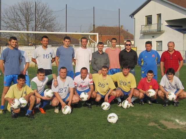 Fudbalerima lopte na poklon