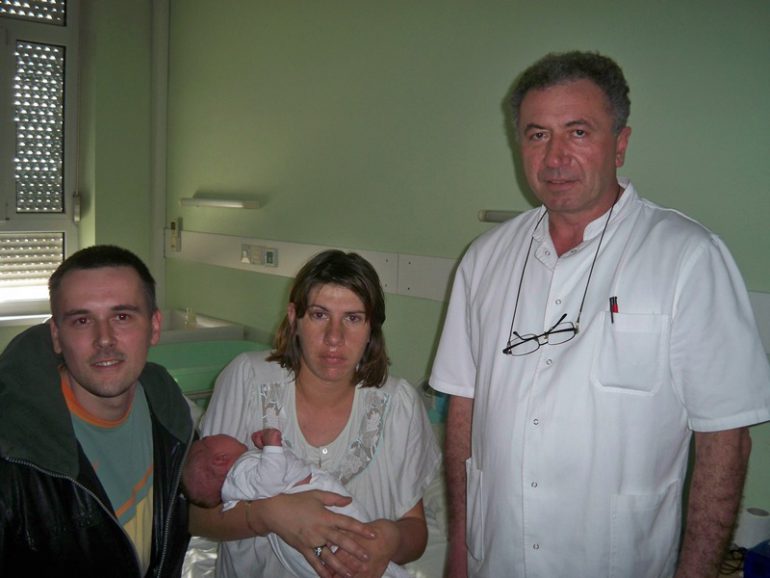 Porodio trudnicu dok je čistio bolnički krug !