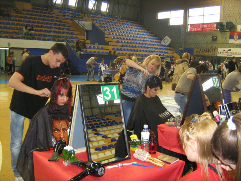 Takmičenje učenika-frizera u Rumi