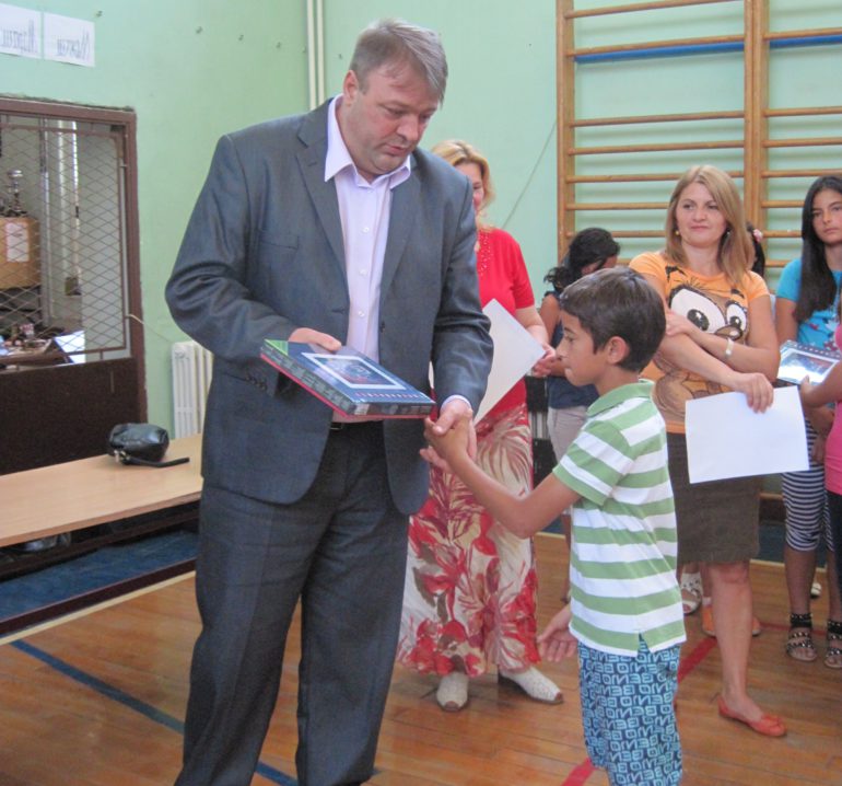 Uručeni tablet računari četvrtacima