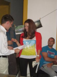 Pobednica prima nagradu