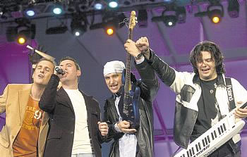 Amadeus bend poklanja pesmu i paketiće Mitrovčanima