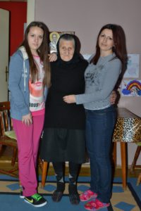 Vanja i Jelena sa baka Olgom iz Ilinaca