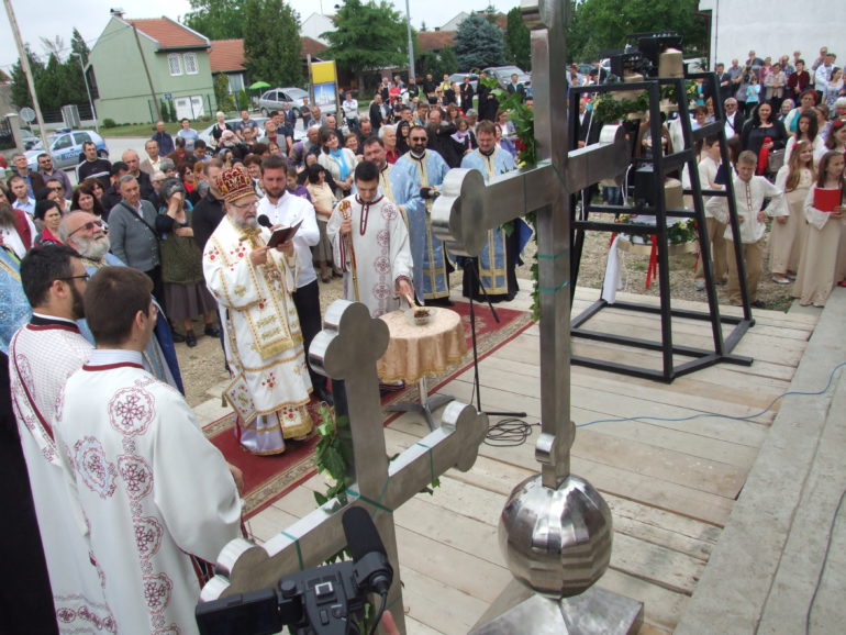 Osvećeni krstovi i zvona nove mitrovačke crkve