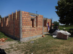 Narandžasti zidovi pod plavim nebom