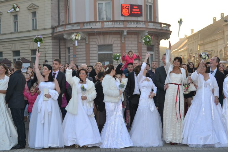 Kolektivno venčanje 27 parova
