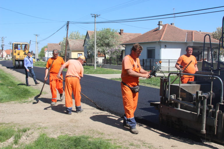 Asfaltiranje puta u Zasavici