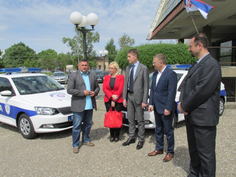 DONIRANA DVA VOZILA POLICIJSKOJ STANICI