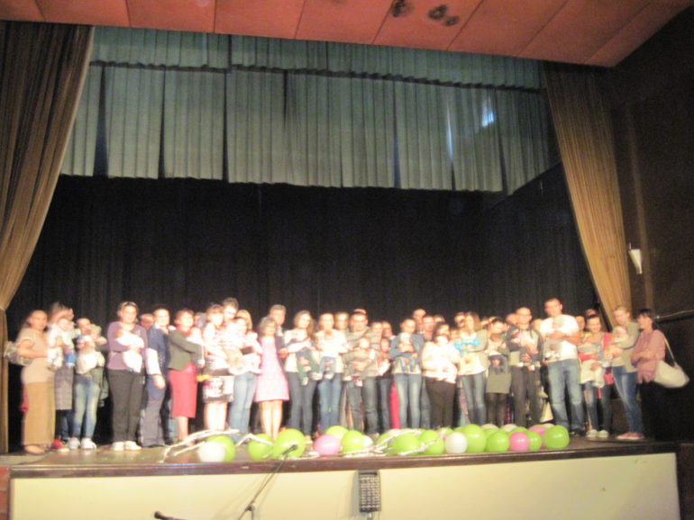 Opština Pećinci darivala bebe s po 40.000 dinara