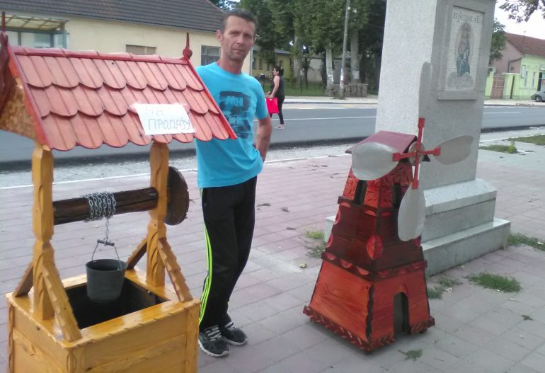 Zimi slikar, a leti  је stolar