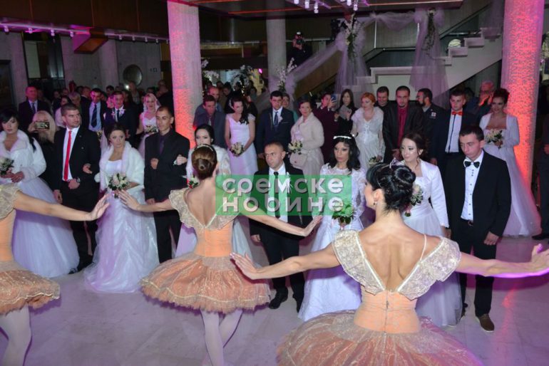 U Sremskoj Mitrovici venčalo se 16 parova mladenaca