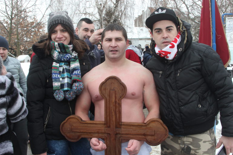 Sandro Beganović prvi doplivao do Časnog krsta