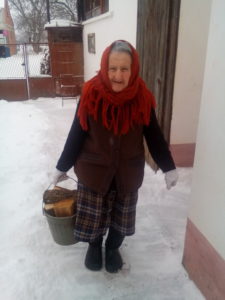 Мирјана Говорчић уноси дрва