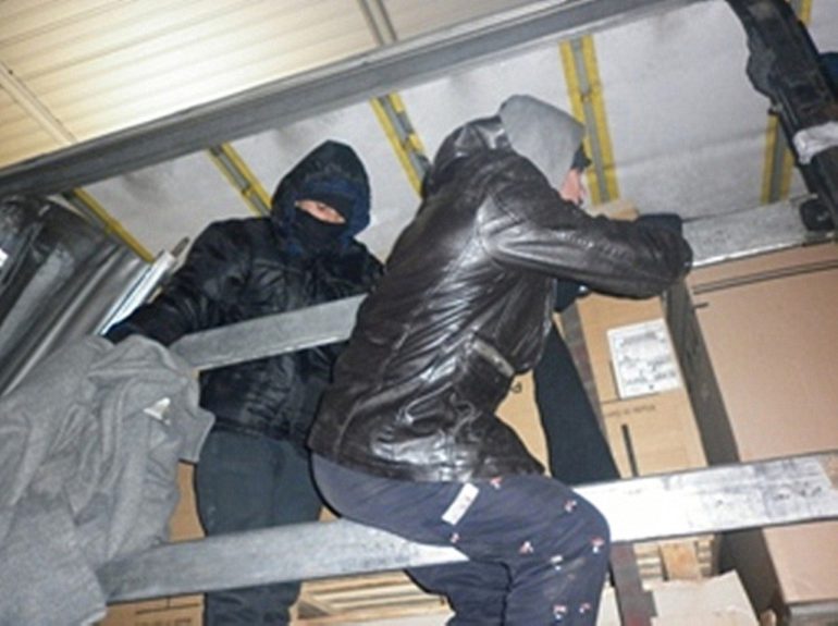Za tri dana u kamionima na Batrovcima i Šidu otkriveno 26 migranata