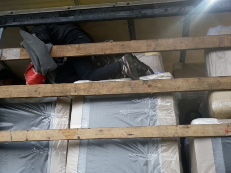 Na prelazu Šid migranti među papirnim kesama i nameštajem