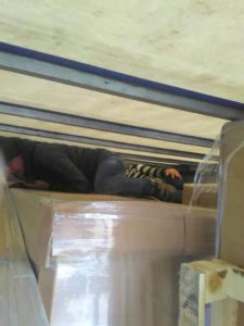 skriveni na vrhu tovara FOTO UPRAVA CARINA