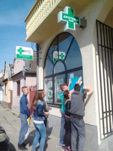 Постављање плаката у селу