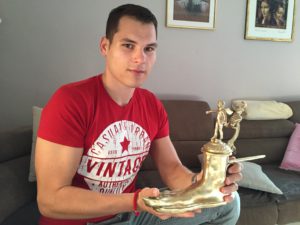 Milos sa replikom rimske lampe