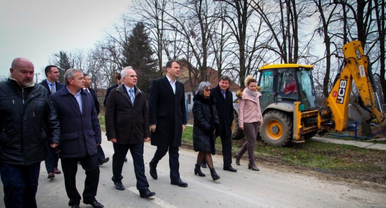Predsednik Pokrajinske vlade Igor Mirović posetio opštinu Pećinci