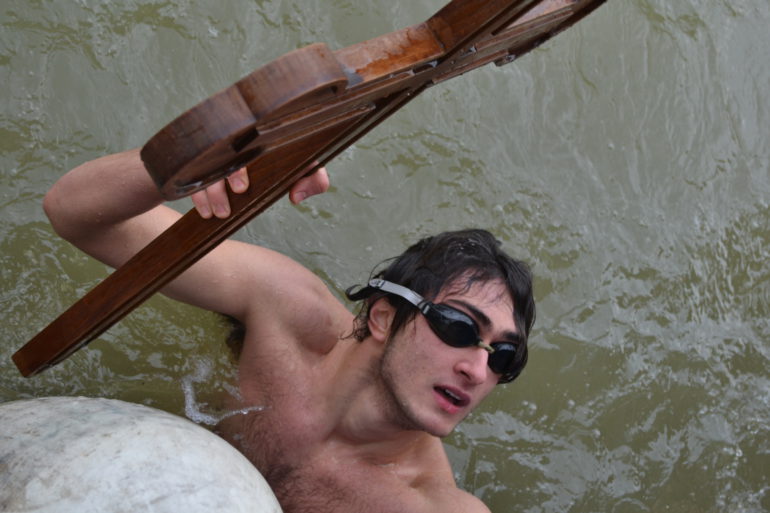 Luka Golubović prvi doplivao do časnog krsta