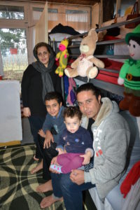 DVE PORODICE у живе у једној просторији