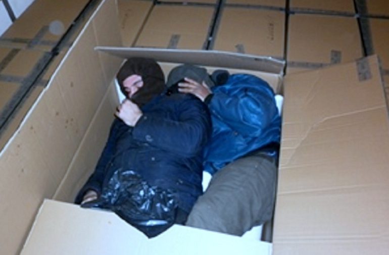 Migranti se upakovali u kartonsku kutiju