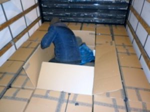 migranti u kartonskoj kutiji