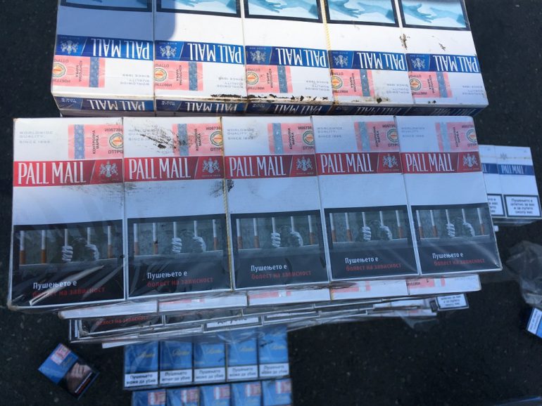 Rezervni točkovi kamiona nafilovani cigaretama