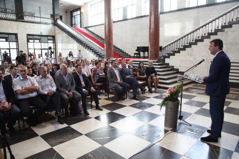 Pokrajinska vlada dodelila 182 miliona dinara za regresiranje troškova prevoza učenika srednjih škola