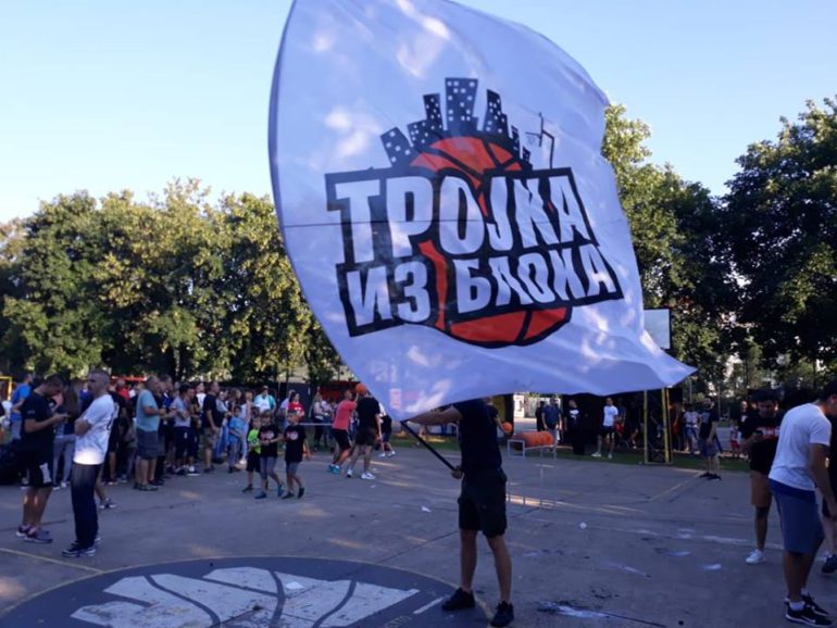 Trojka iz bloka za porodicu Smukov