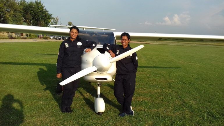 Mlade Indijke sletele na aerodrom u Vojki