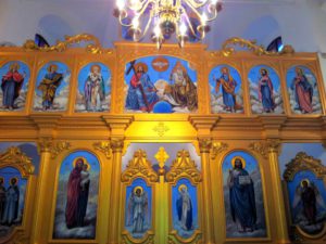 Иконостас у Пећинцима