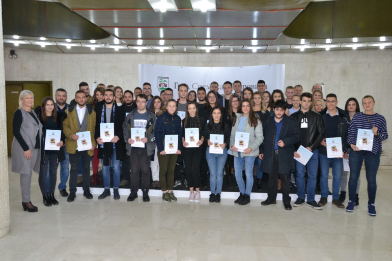 Mitrovica stipendira 56 najboljih studenata