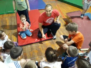 Vladimir Milicevic sa mladim polaznicima skolice sporta