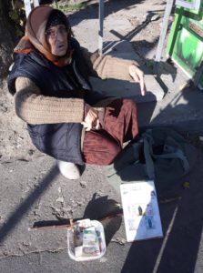 Седи на хладном бетону