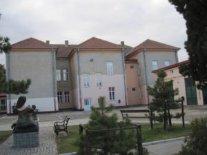 Skola s dvorisne strane (2)