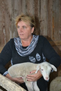 Мајка Милада брине се о јагањцима