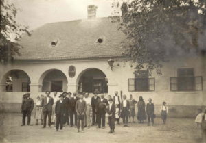Ispred stare kuzminske opstine (Sava Spaic drugi sleva)