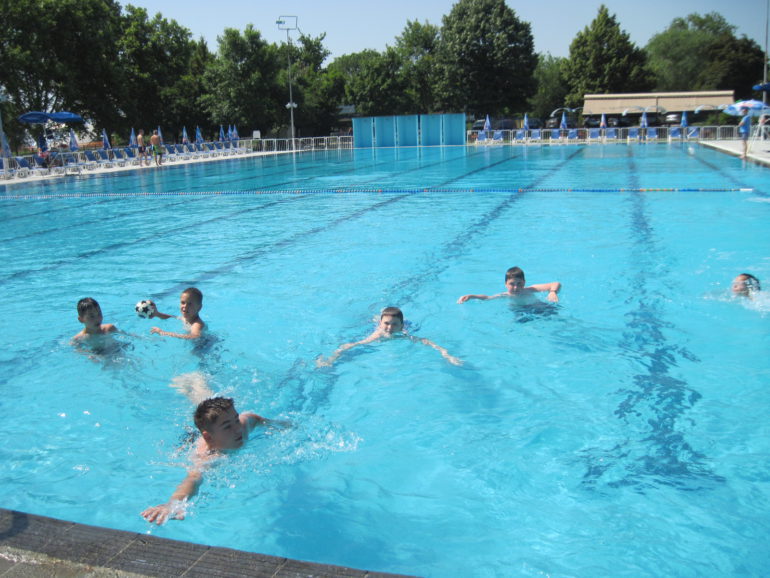 Na gradskom bazenu otvorena kupališna sezona