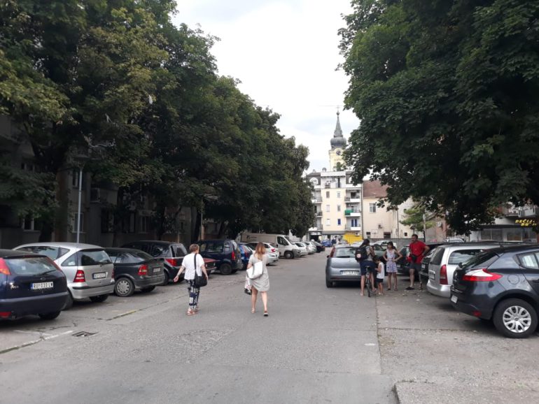 Novi trotoari i parking iz Robne kuće