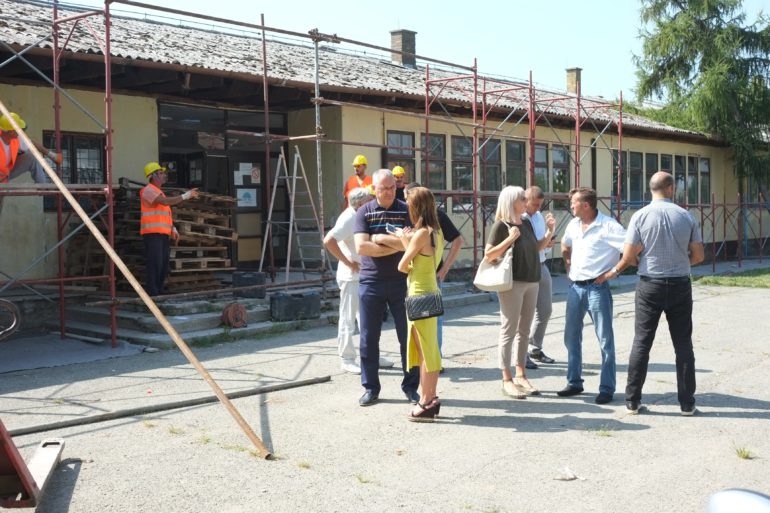 Rušenje stare škole u Mačvanskoj Mitrovici