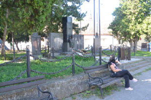 Споменик у центру села