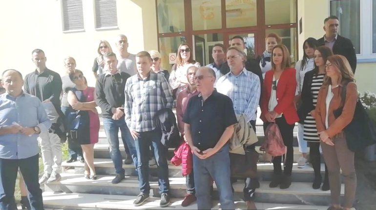 NAKON NAPADA NA DIREKTORA: PROSVETARI TRAŽE STATUS SLUŽBENOG LICA