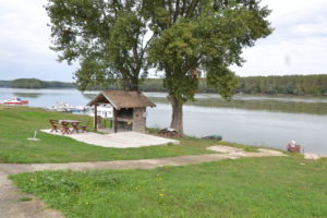 Уређена обала Дунава са две марине, излетничким парком и прилазом за пецароше