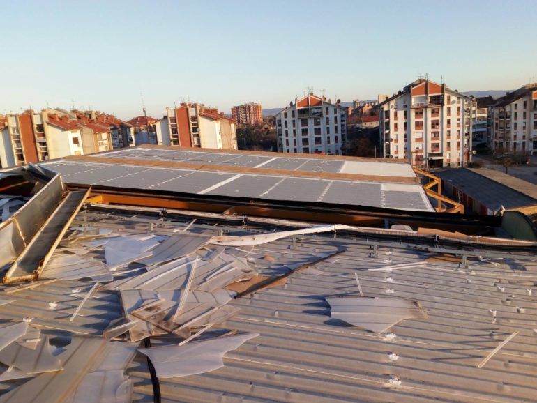 Vetar odneo deo krova sa hale „Pinki“