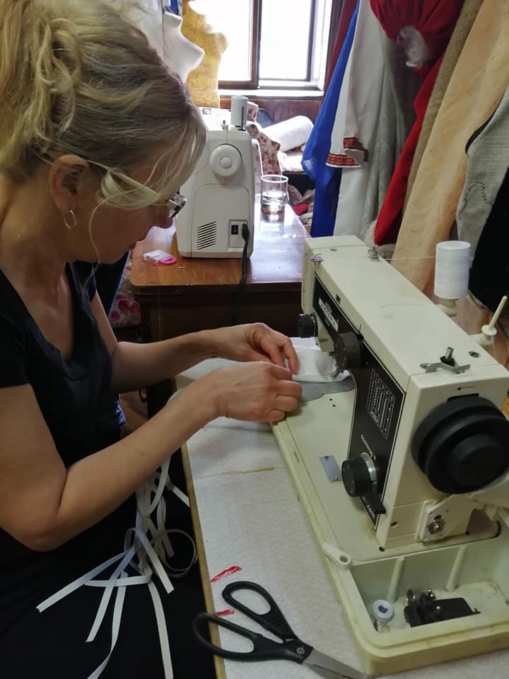 U pozorištu šiju maske