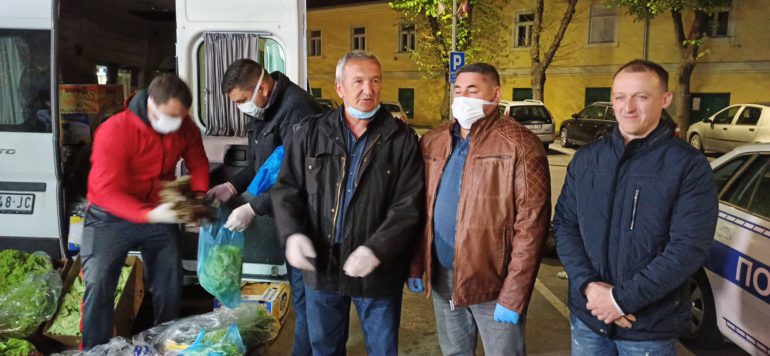 Počeo otkup povrtarskih proizvoda u Rumi, roba deljena penzionerima