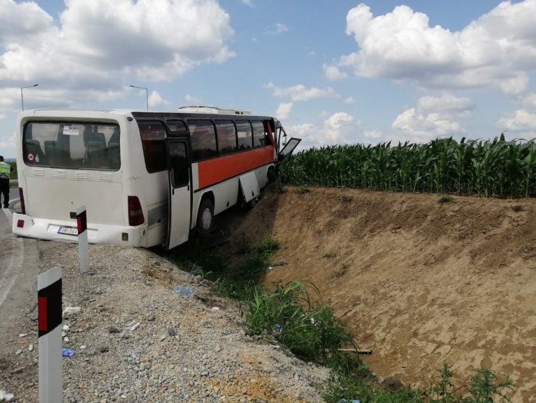 U nezgodi kod Rume povređeno 18 osoba